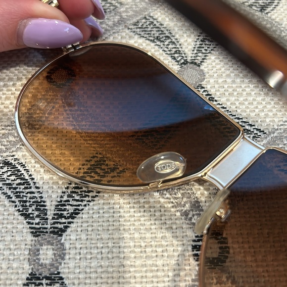 Tods aviator sunglasses with burgundy leather accents - Picture 6 of 9